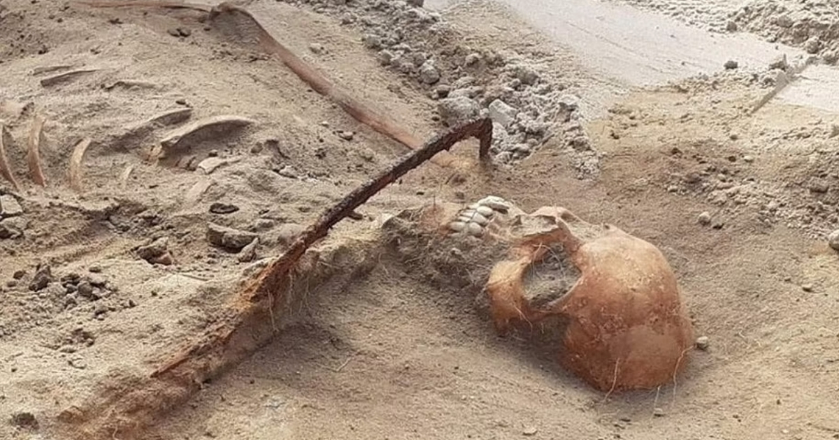 Чтобы не восстала из мертвых: в Польше нашли могилу женщины с серпом на шее
